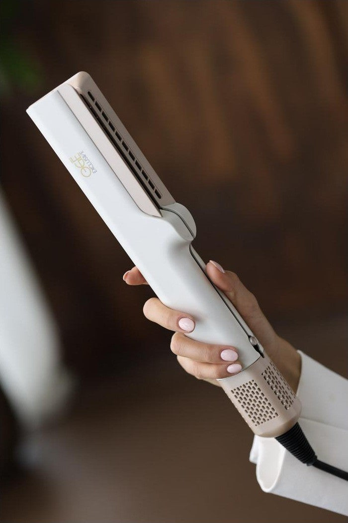 Air Straightener, in de hand gehouden tegen een warme houten achtergrond