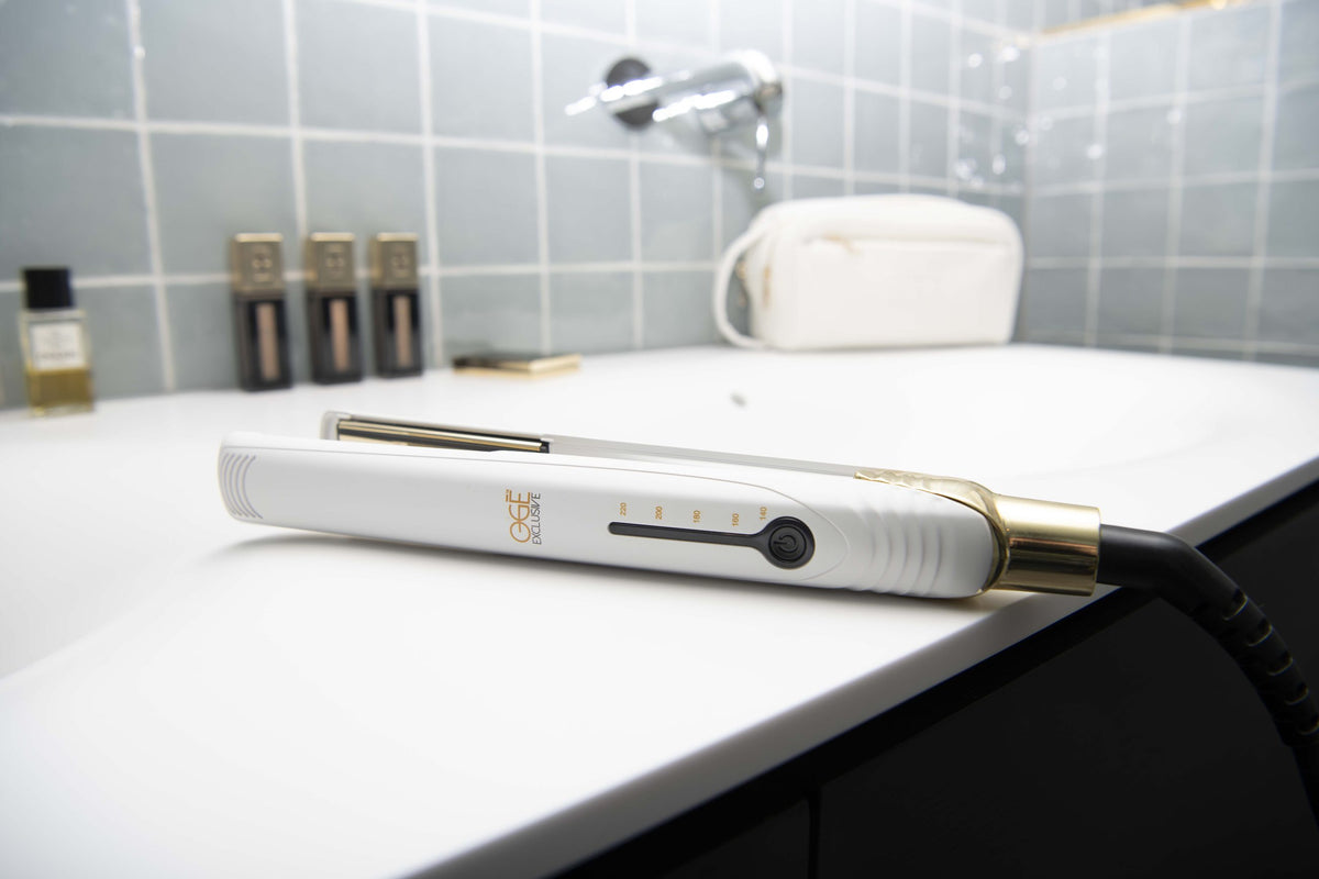 Ogé Exclusive stijltang op het blad van een marmeren badkamer