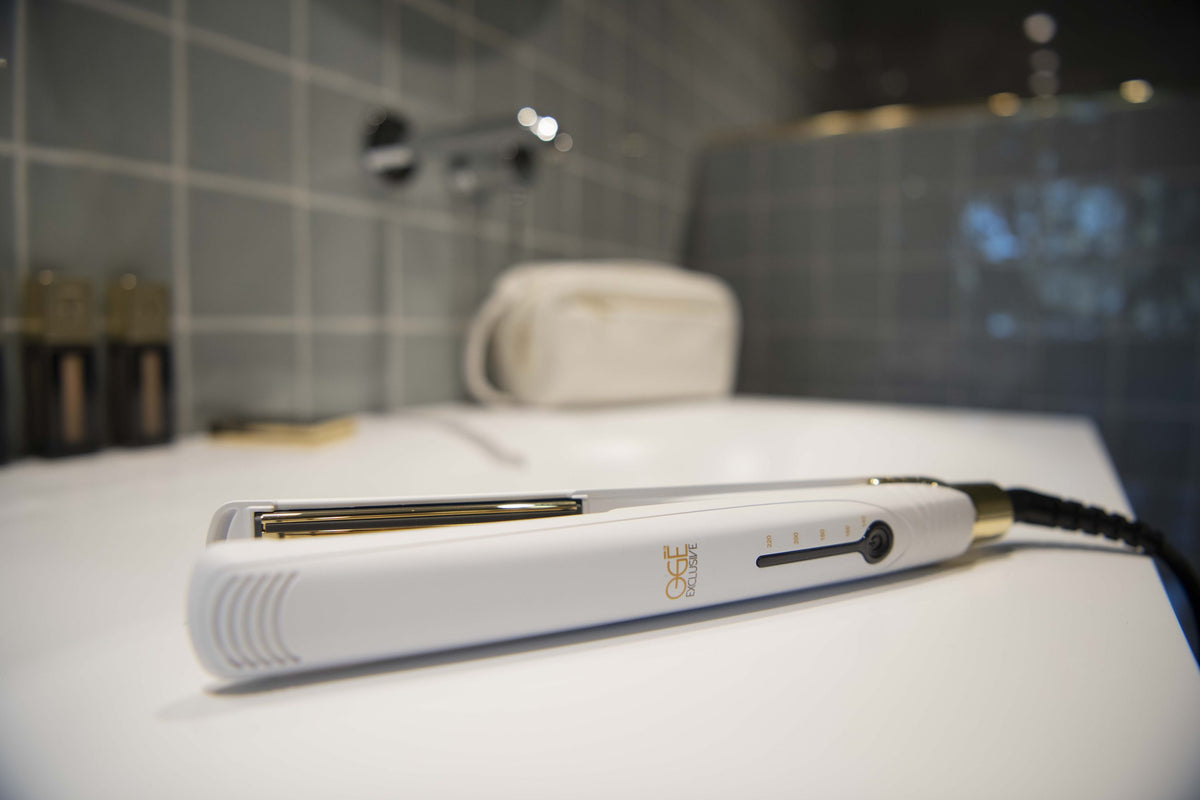 Ogé Exclusive stijltang in een lichte badkamer, klaar voor gebruik
