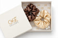 Scrunchie Set, Champagne en Chocolate in de geopende witte cadeaudoos