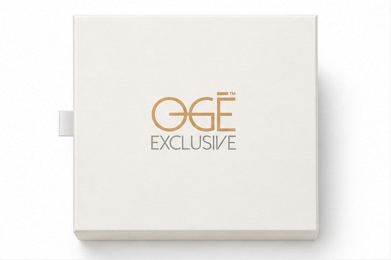 Scrunchie Set, gesloten witte cadeaudoos met gouden Ogé Exclusive logo