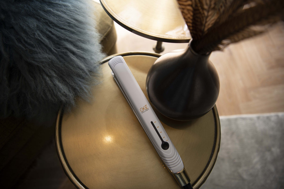 Gouden bijzettafel met stylingtools van Ogé Exclusive
