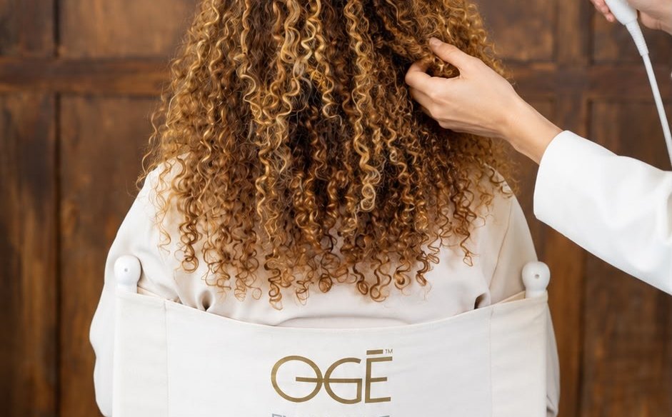 Stylist föhnt de krullen van een klant met de Ogé Exclusive föhn